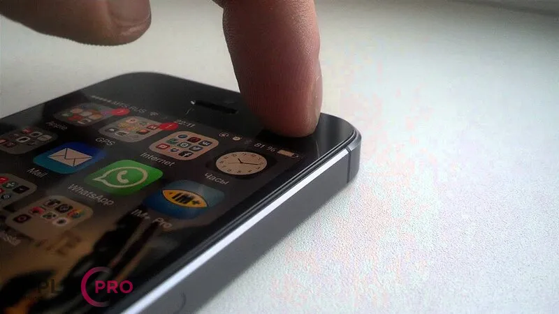 Почему отошло стекло на iPhone? Возможен ли самостоятельный ремонт