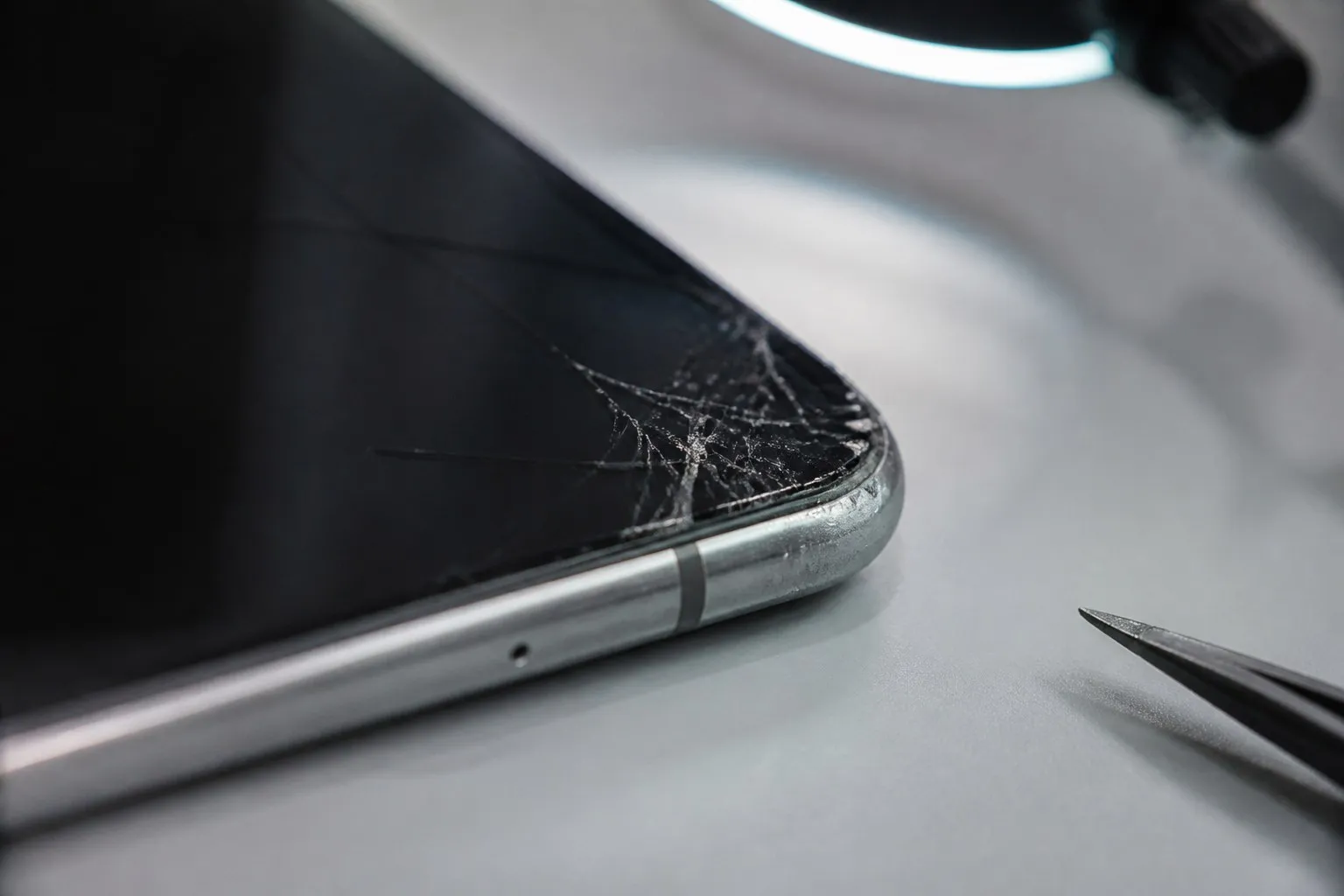 Поврежденный угол iPhone после падения