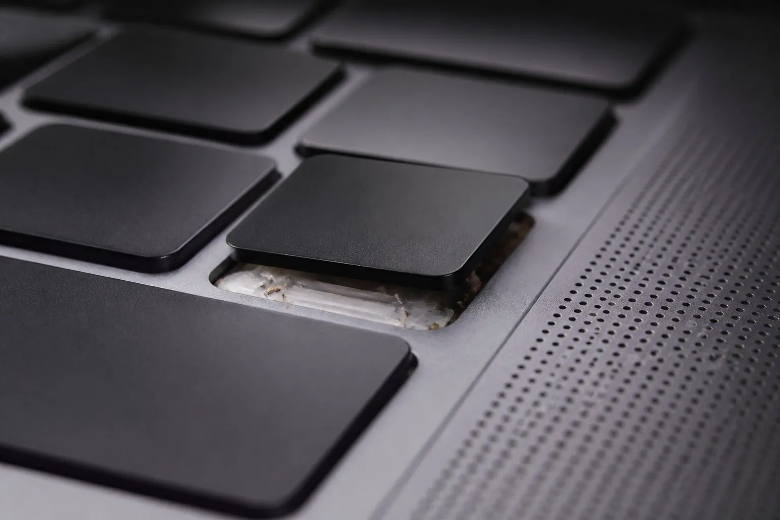 Пыль и крошки под клавишей MacBook
