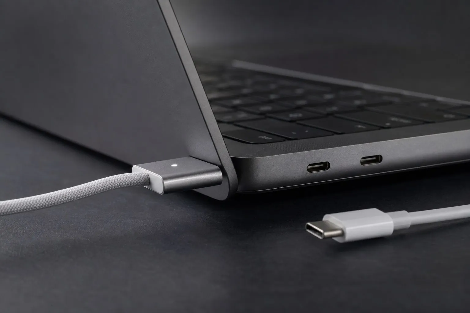 Разъемы зарядки и система питания MacBook Air M2