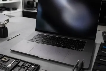 Попала жидкость в MacBook Pro 16