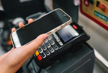 Как платить через iPhone в 2025 году в России