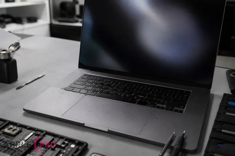 Попала жидкость в MacBook Pro 16