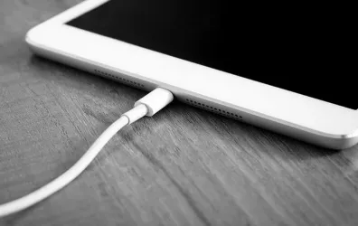 Почему iPad заряжается медленно: причины и способы решения