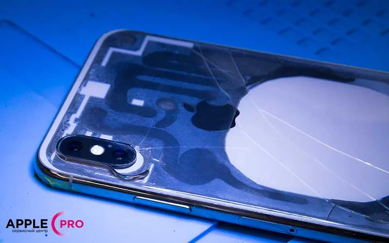 инженер приступает к демонтажу рамки задней камеры