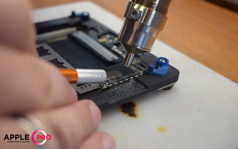 Поверхность чипа и платы зачищается от остатков компаунда; Поверхность чипа и платы зачищается от остатков компаунда