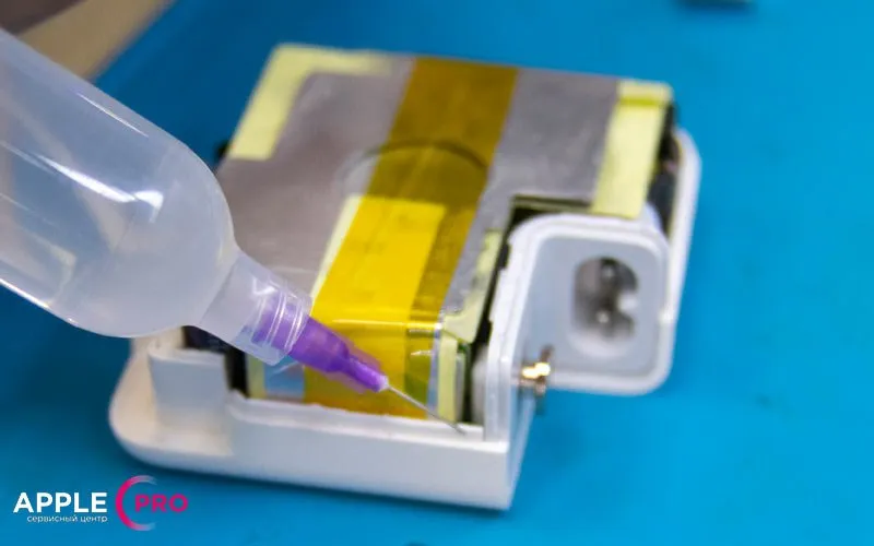 Проклеиваем корпус MagSafe