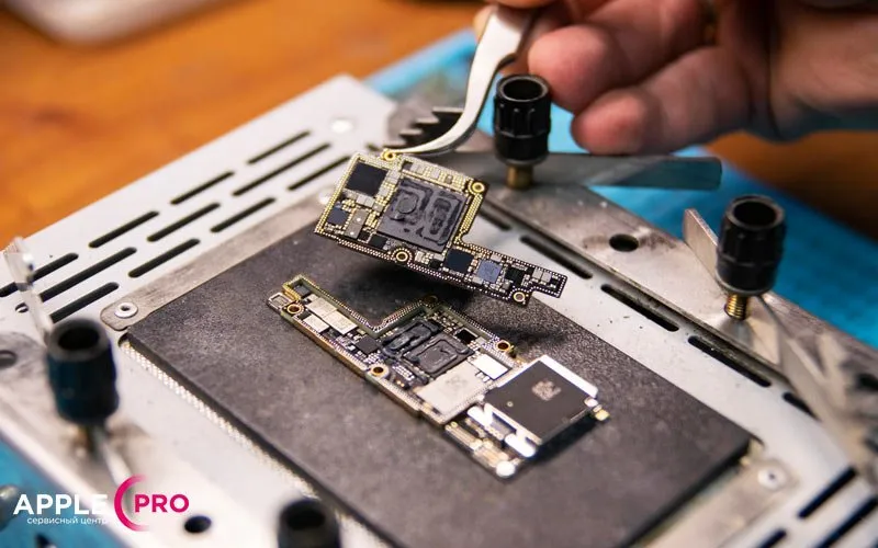 Разъединяем две половинки платы на iPhone X