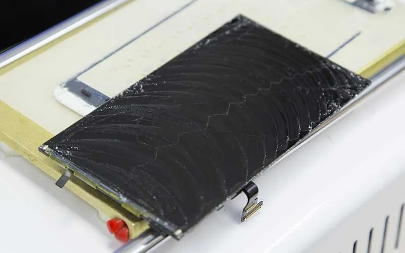 Демонтаж разбитого стекла