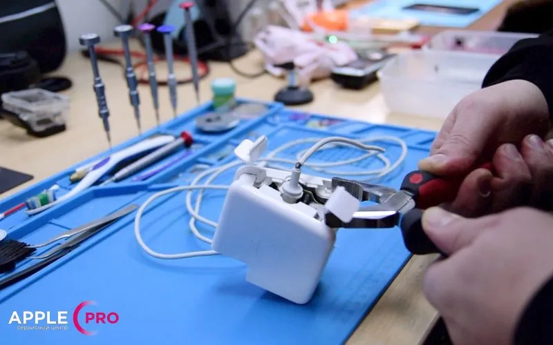 Вскрываем корпус зарядки