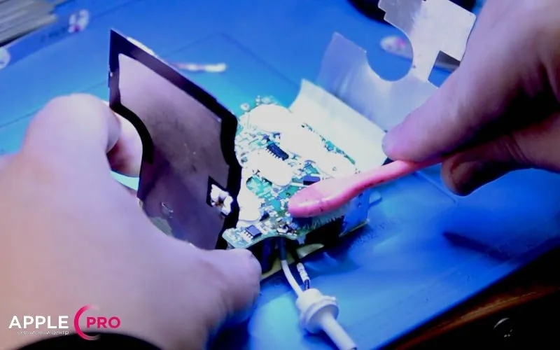 Очищаем плату от флюса, убираем остатки припоя