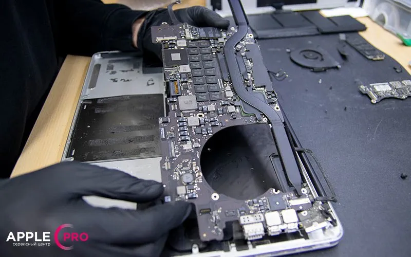 Извлекаем материнскую плату