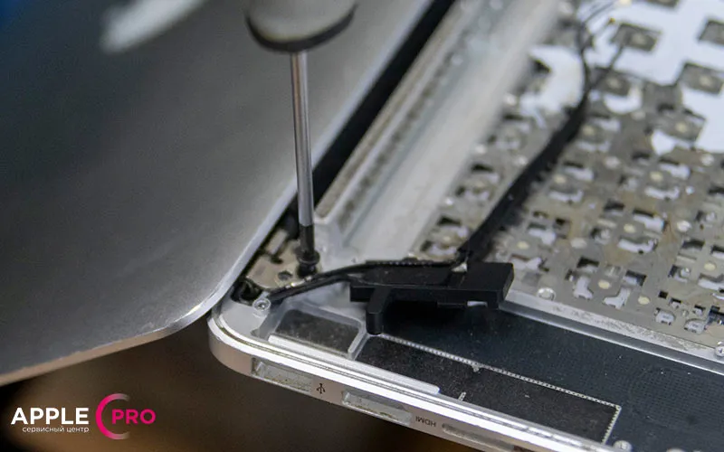 Отсоединяем подсветку клавиатуры