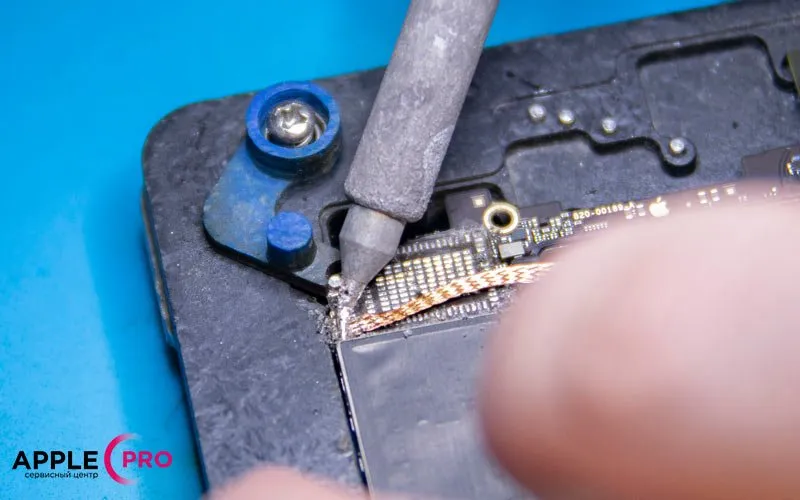 Зачищаем контакты на плате