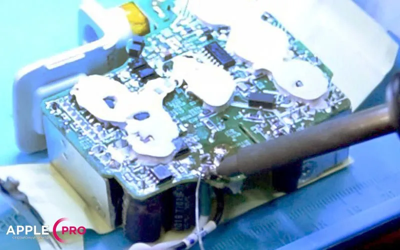 Припаиваем новый провод к плате