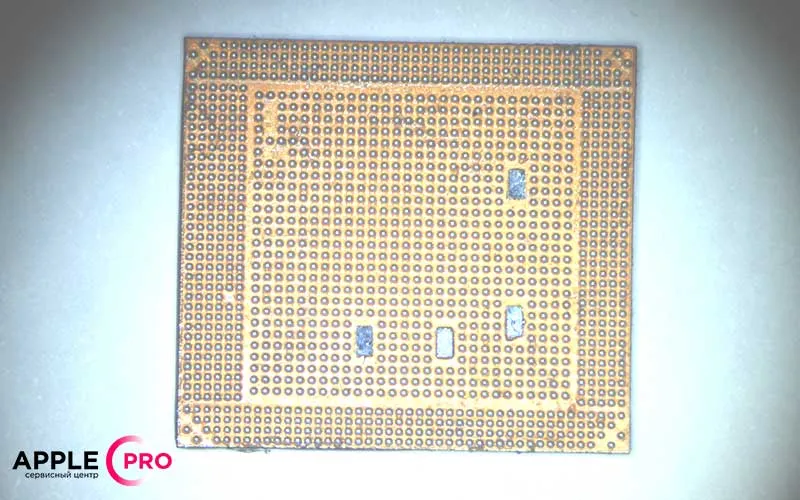 Зачищаются контакты чипа и системной платы Зачищаются контакты чипа и системной платы