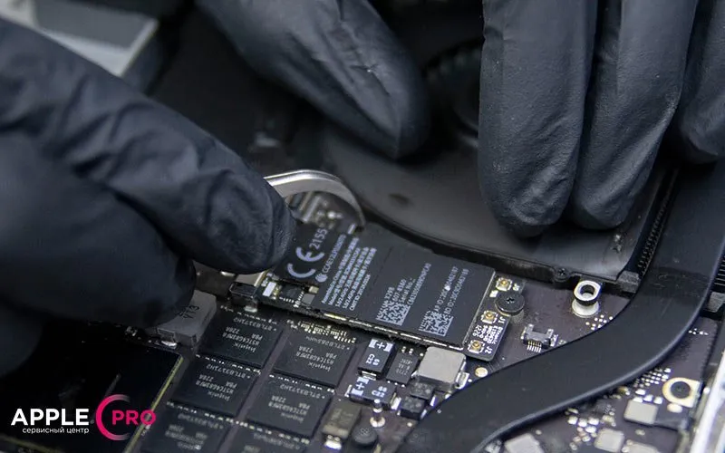 Отсоединяем и извлекаем первый вентилятор