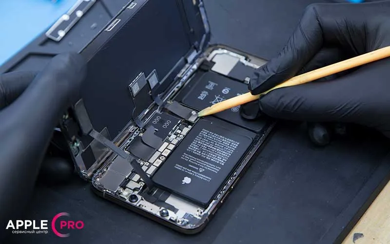 iPhone разбирается, отключается аккумулятор