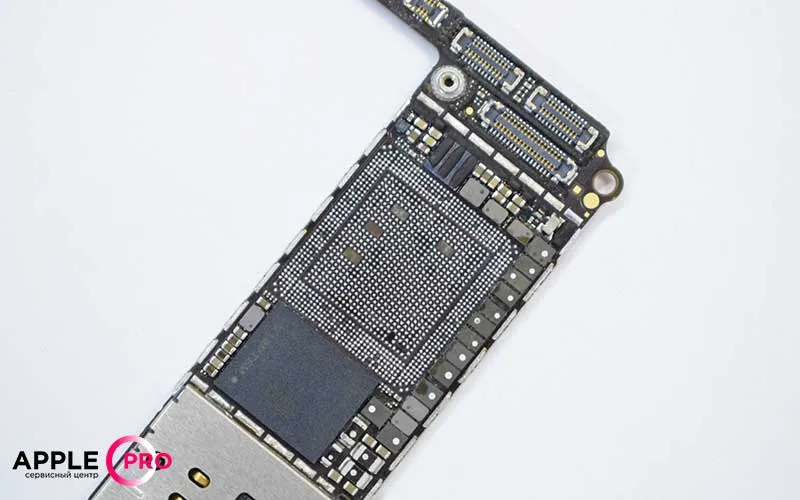 Зачищаются контакты чипа и системной платы Зачищаются контакты чипа и системной платы