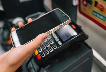 Как платить через iPhone в 2025 году в России