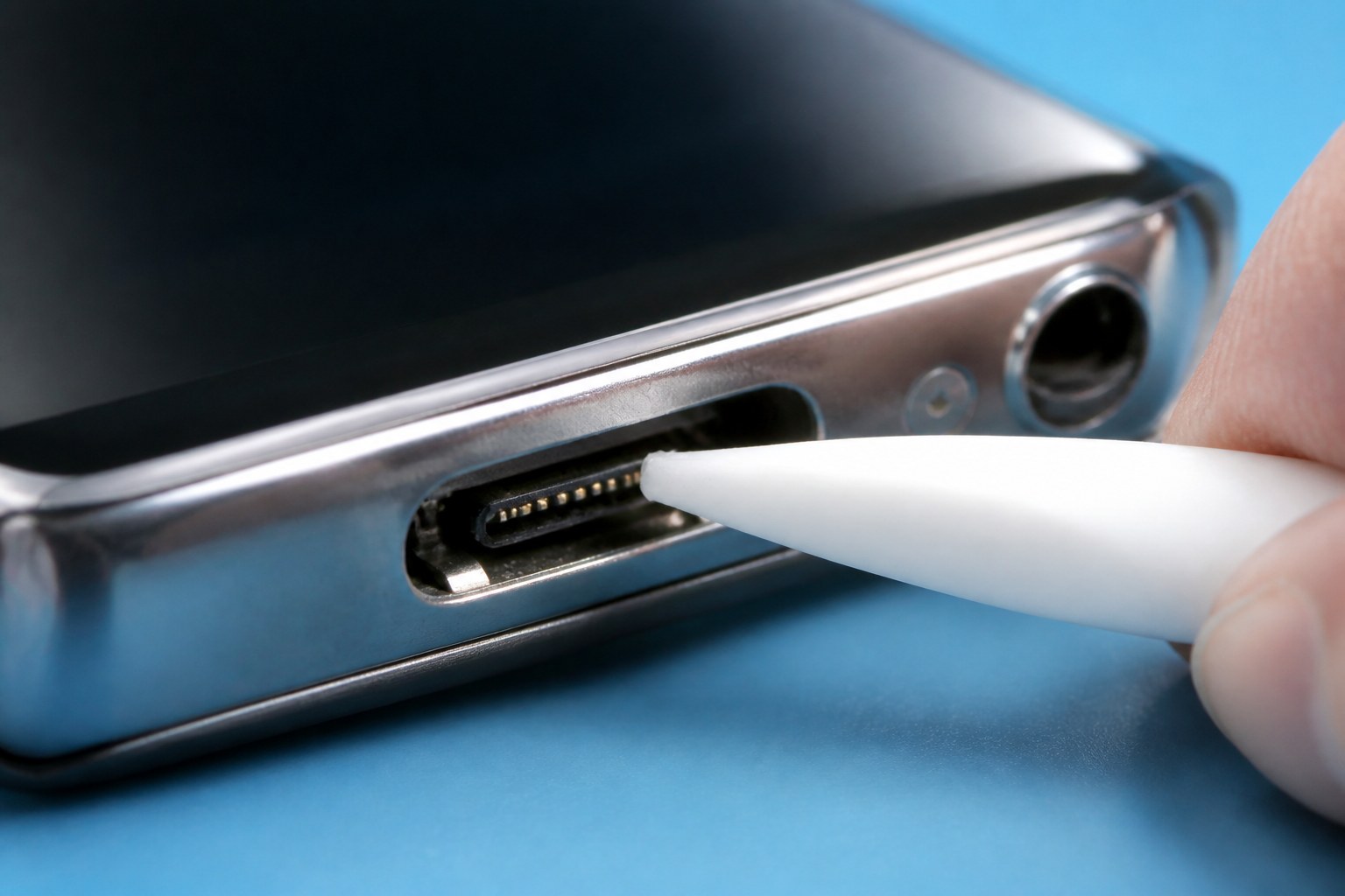 Осмотр разъема зарядки iPod