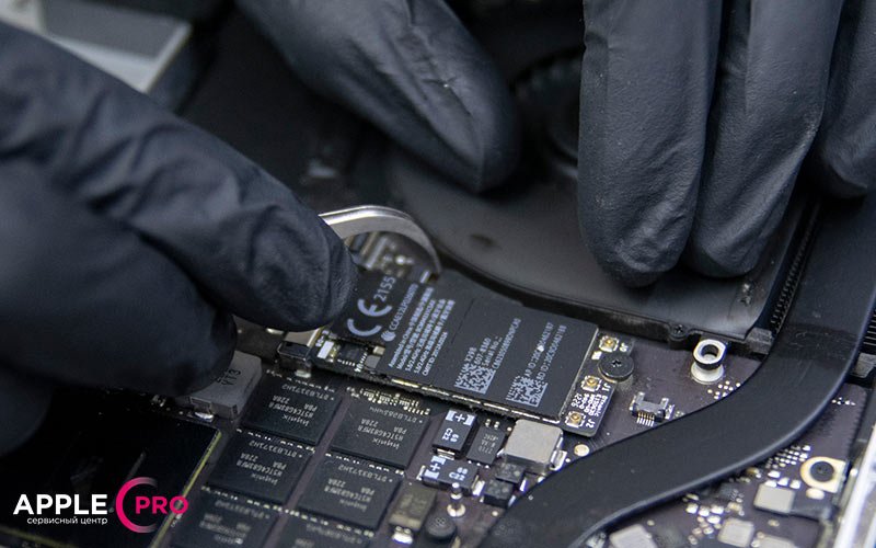 Отсоединяем и извлекаем первый вентилятор